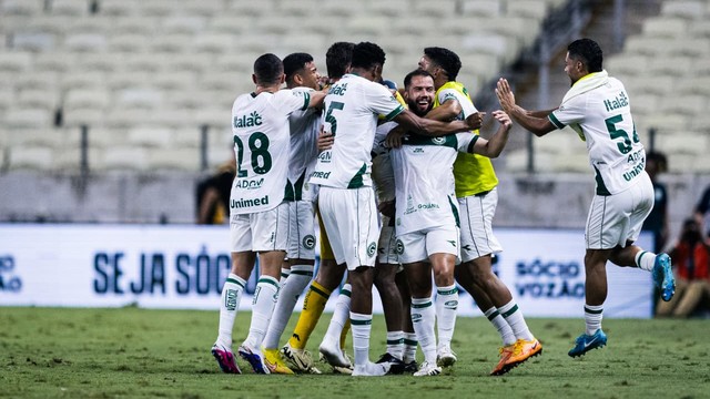 Festa do Goiás após vencer o Ceará