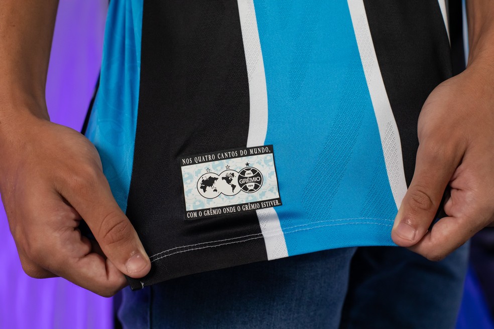 Detalhe da nova camisa do Grêmio — Foto: Lucas Uebel/Grêmio
