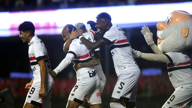 Erick comemora gol do São Paulo contra o Vitória