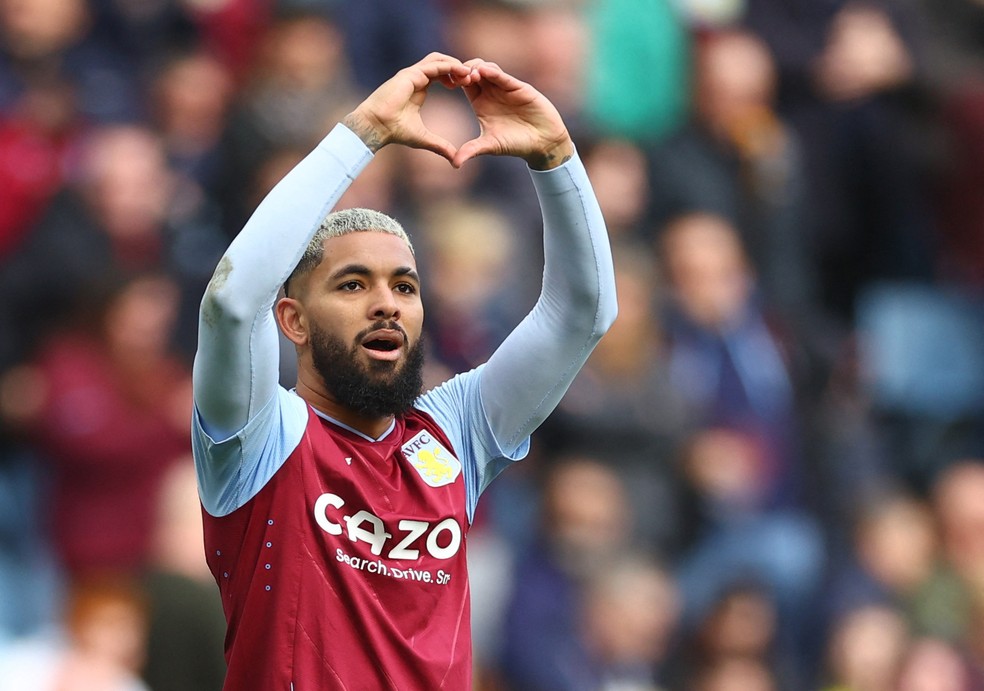 Capitão do Luton Town tem parada cardíaca, e jogo da Premier League é  abandonado, futebol inglês