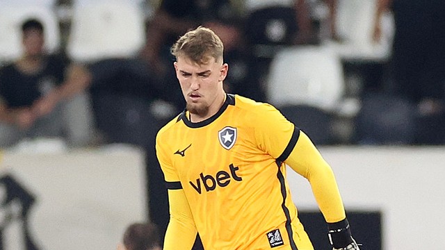 Léo Linck, goleiro do Botafogo, em ação contra o Santos