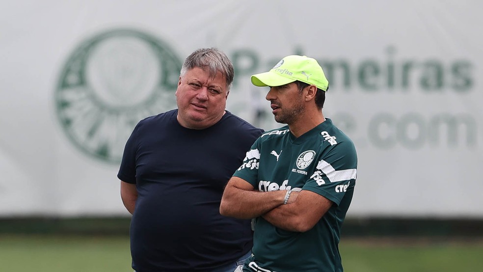 Anderson Barros e Abel Ferreira conversam em treino do Palmeiras — Foto: Cesar Greco/Palmeiras