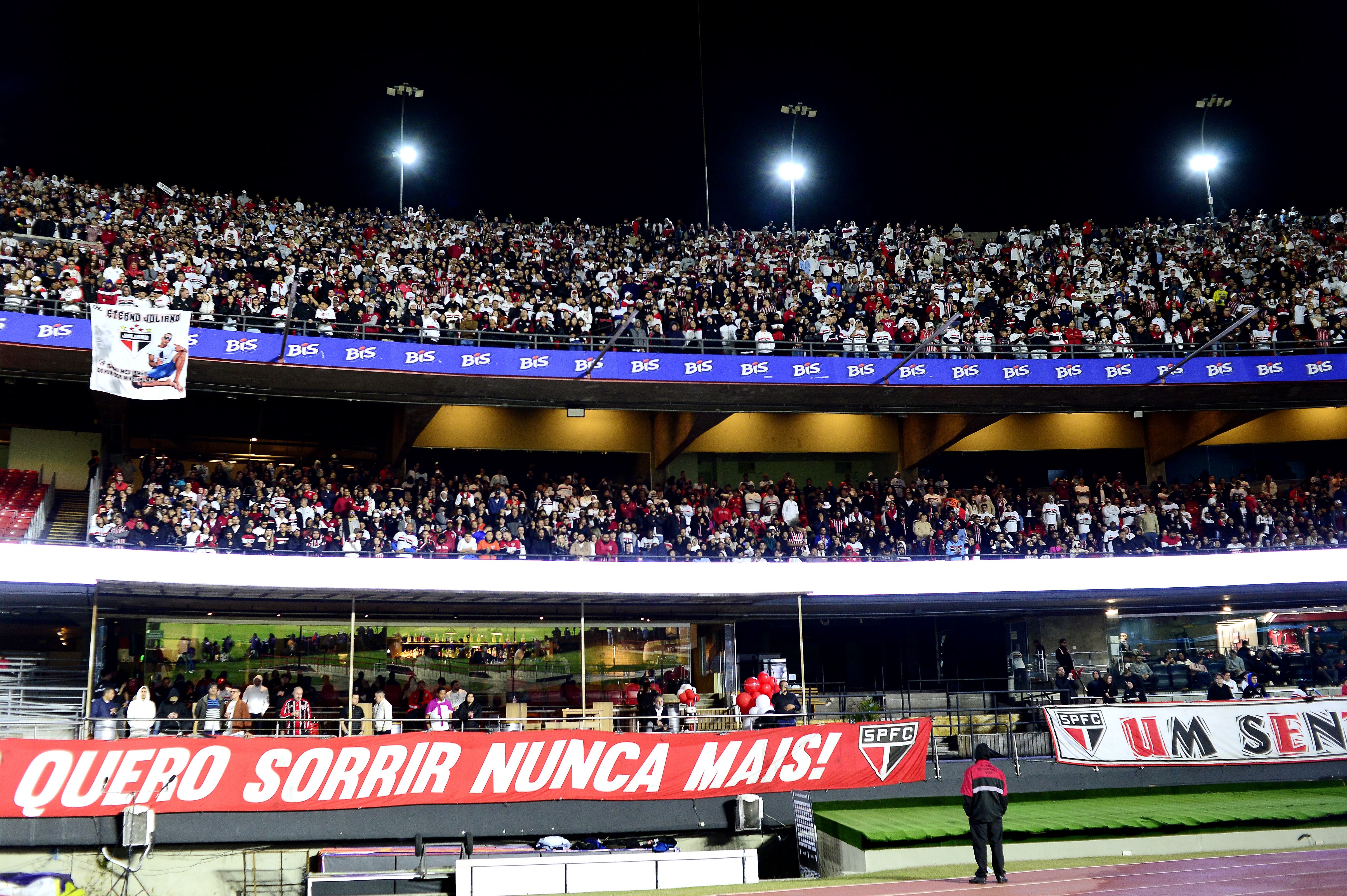 Corinthians solicita apuração de canto homofóbico de torcedores do São Paulo.