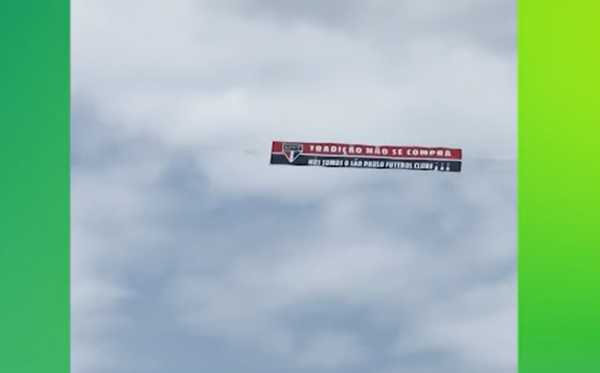 Avião exibe faixa do São Paulo sobre o RJ com provocação ao Botafogo