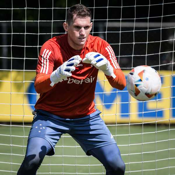 Rafael Cabral, do Cruzeiro, critica notícias falsas em desabafo sobre decisões arbitrais