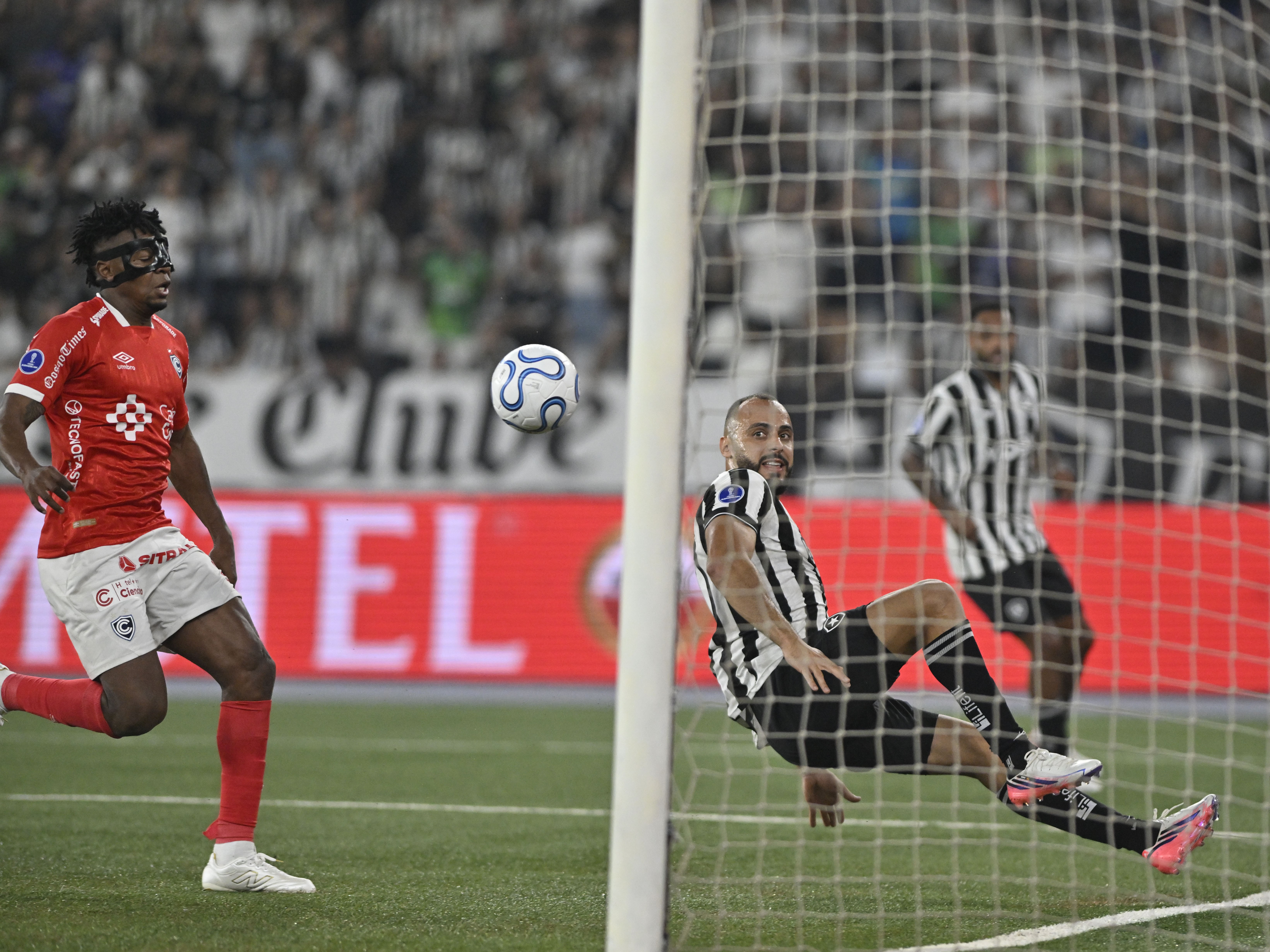Arthur Cabral erra gol incrível em jogo do Botafogo na Sul-Americana