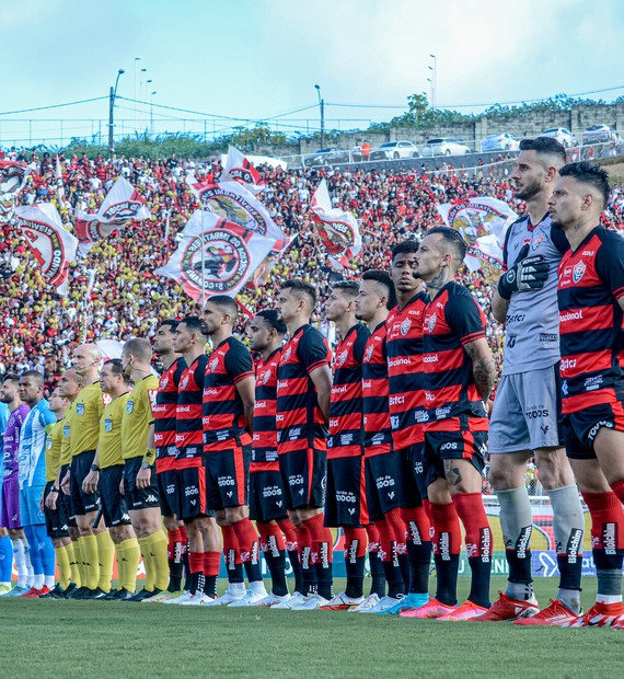 Venda de ingressos para jogo do Vitória tem filas e confusão; VÍDEOS