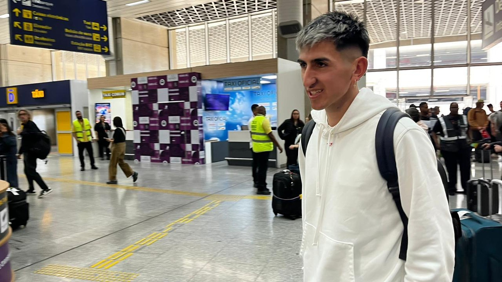 Vasco anuncia contratação do meia Lescano