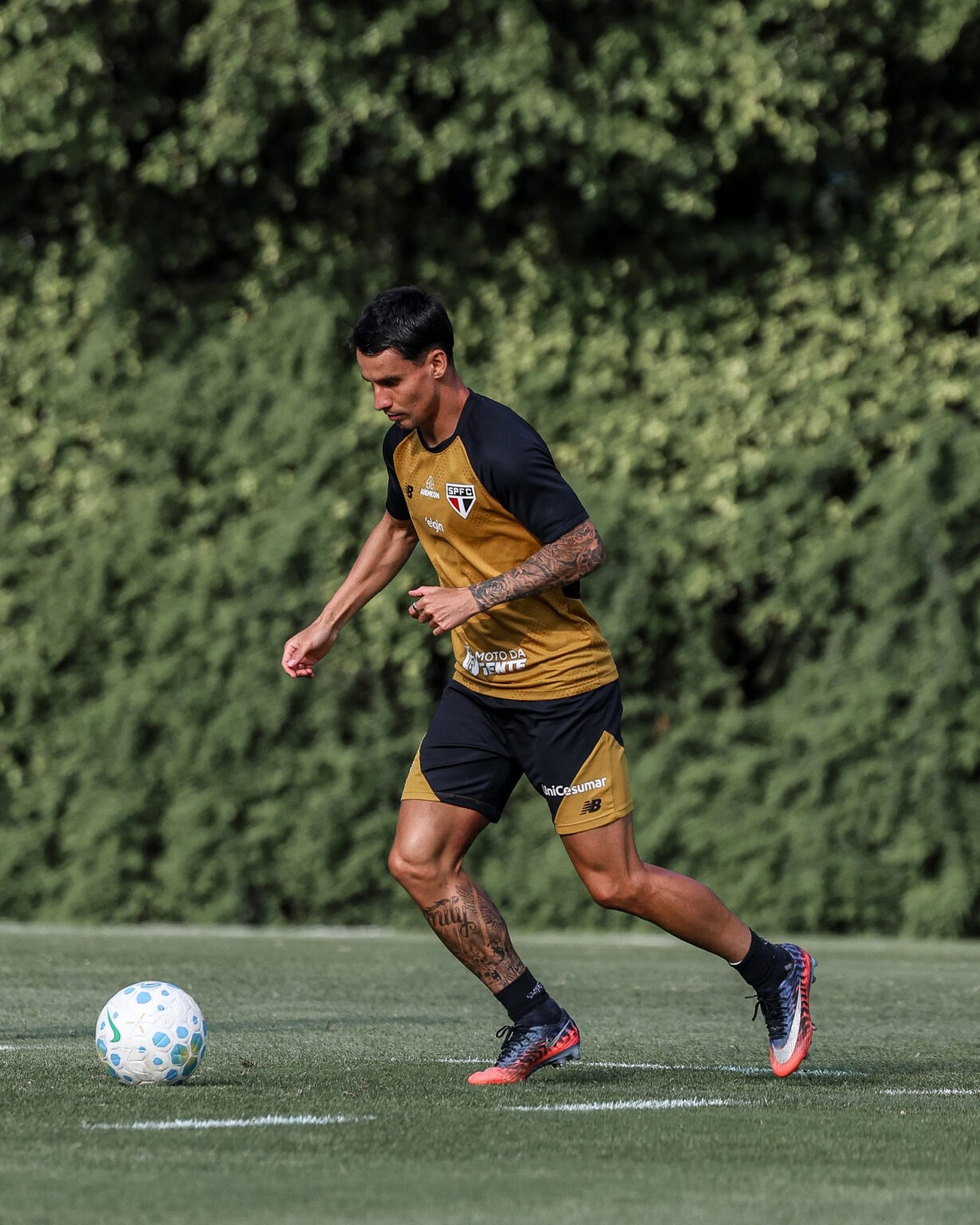 São Paulo se reapresenta, e Ferreira evolui em recuperação de lesão