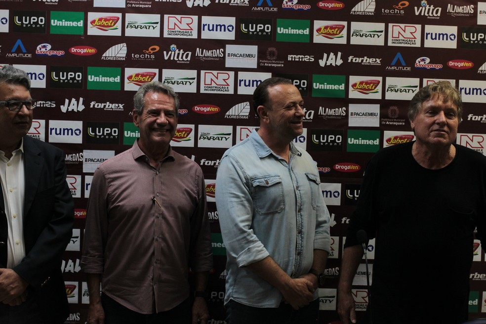 Dirigentes da Ferroviária ao lado do investidor Saul Klein — Foto: Jonatan Dutra/Ferroviária SA