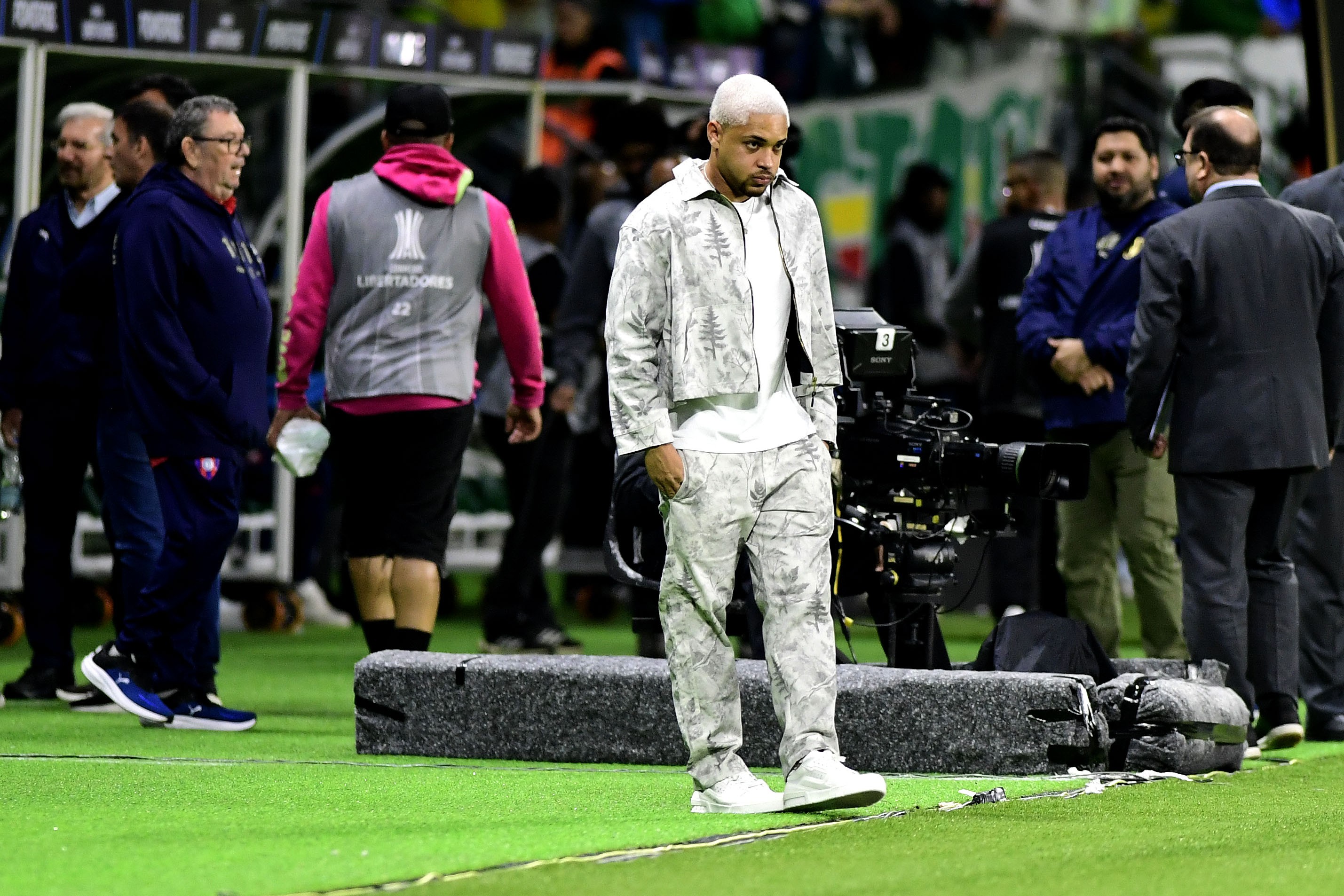 Vitor Roque não terá férias: como está o tratamento do atacante do Palmeiras para voltar após a Copa