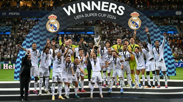 Modric, do Real Madrid, ergue a taça da Supercopa da Uefa