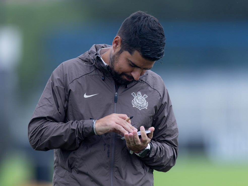 António Oliveira faz anotações durante treino do Corinthians — Foto: Rodrigo Coca/Ag. Corinthians