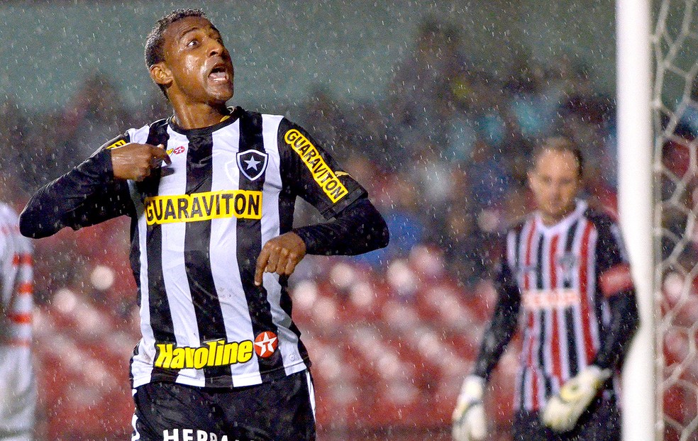 Elias comemora um gol pelo Botafogo