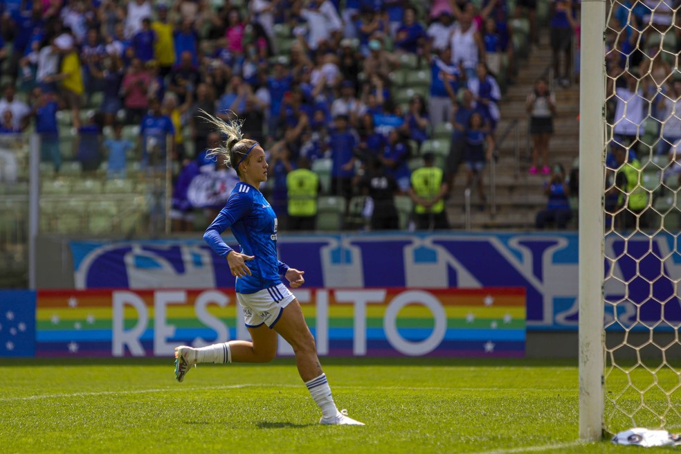 Vitória Calhau batendo pênalti contra o Palmeiras pelo Brasileirão Feminino