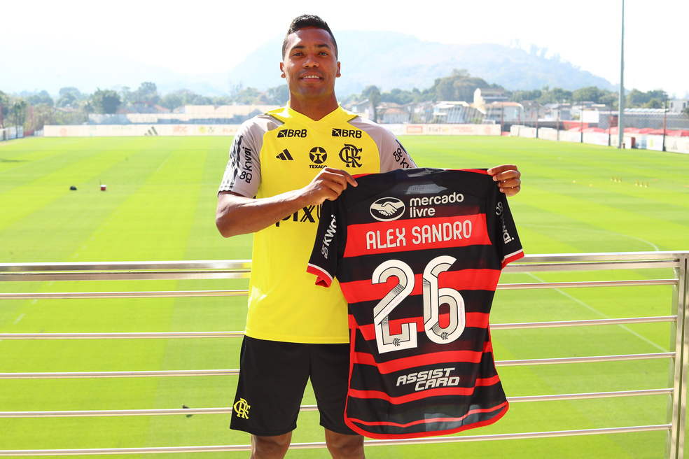 Alex Sandro, do Flamengo, com a camisa 26