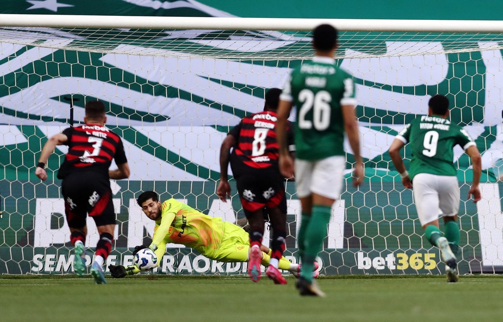 Rossi defende pênalti para o Flamengo contra o Palmeiras — Foto: Reuters