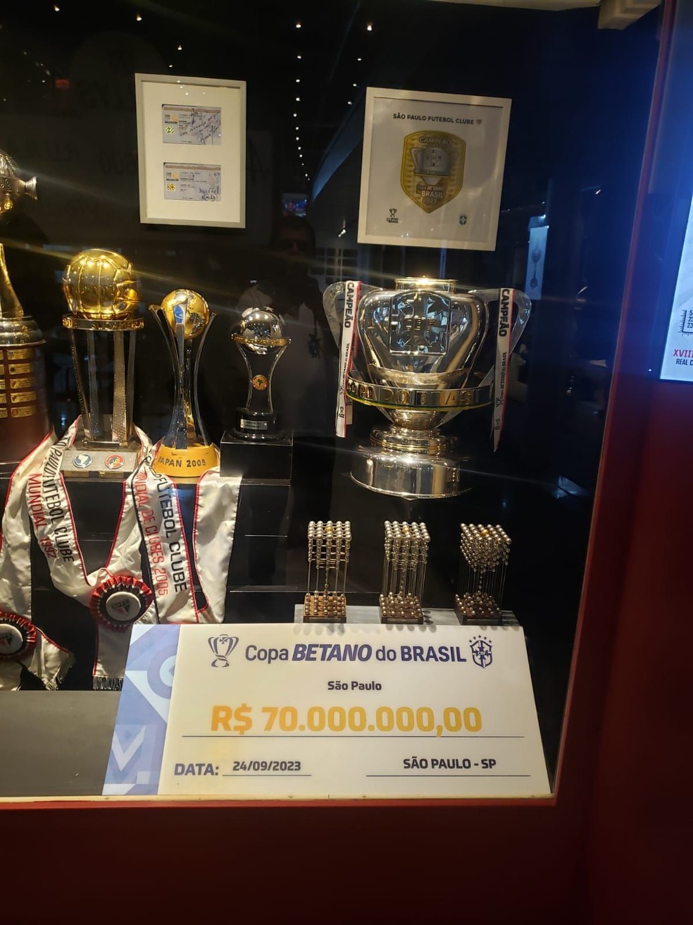 Cheque com o prêmio da final da Copa do Brasil está exibido no clube — Foto: Rubens Chiri/saopaulofc