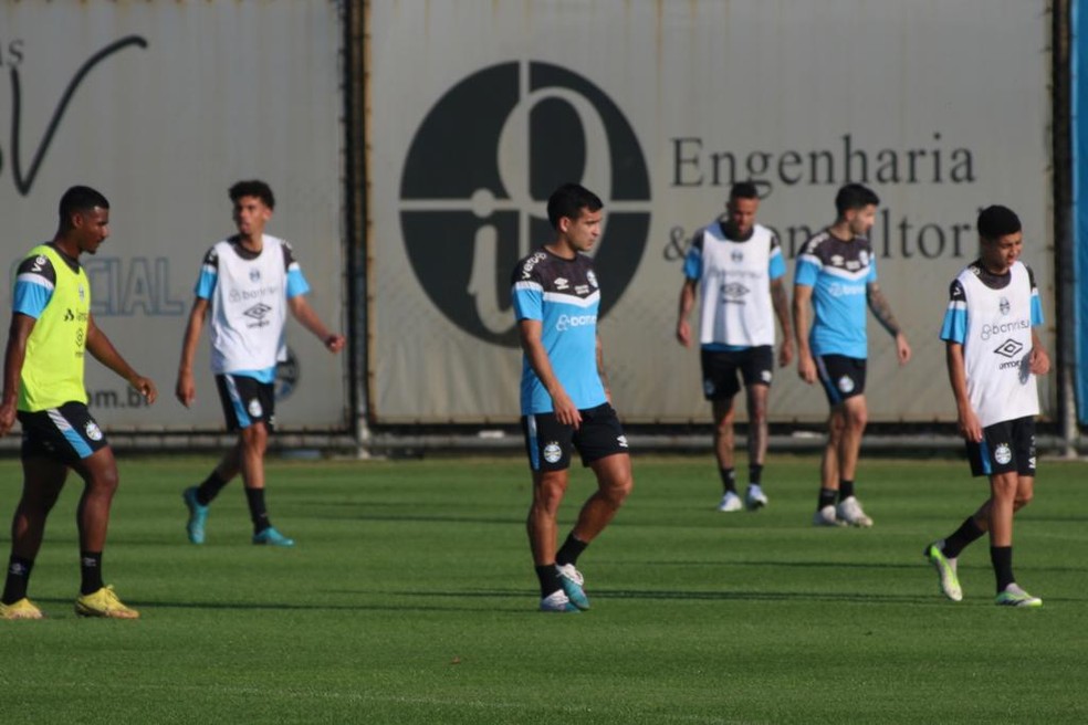 Cristaldo participa de treino do Grêmio — Foto: Gabriel Girardon