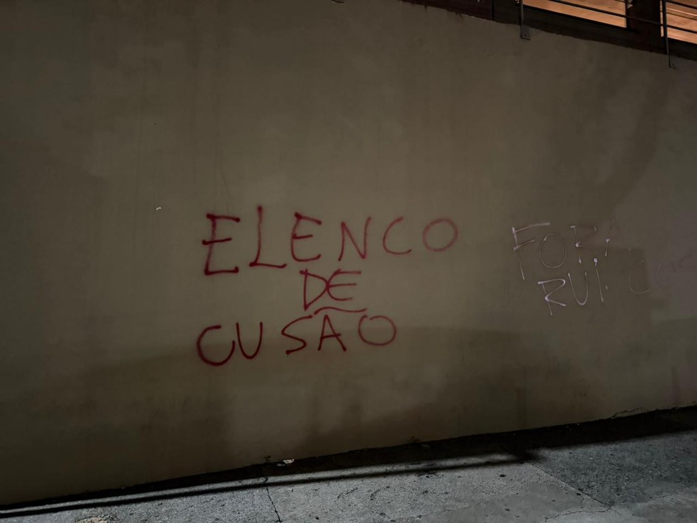 Muro do Morumbis pichado após derrota do São Paulo — Foto: ge