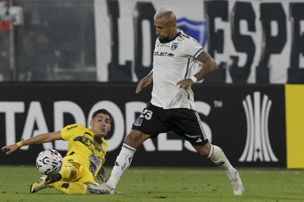 Vidal Colo-Colo x Sportivo Trinidense — Foto: Rodrigo ARANGUA / AFP