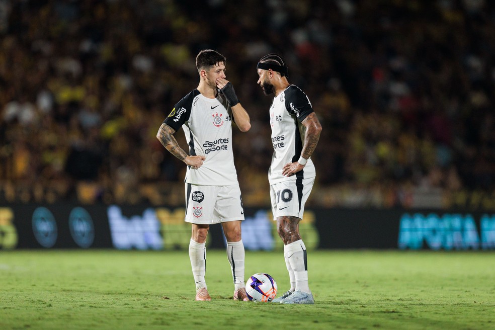 Rodrigo Garro e Memphis Depay conversam em Novorizontino x Corinthians pela semifinal do Campeonato Paulista � Foto: Rapha Marques/AGIF