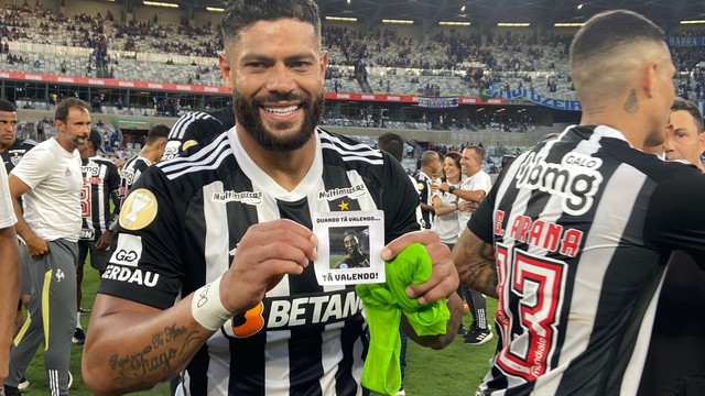 Hulk em provocação ao Rival, com foto com frase do Ronaldinho