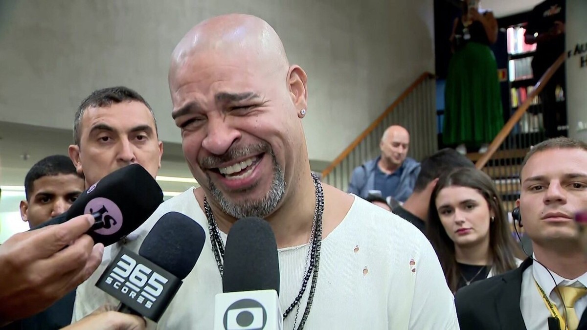 Lançamento da Biografia de Adriano emociona com lágrimas e emoção