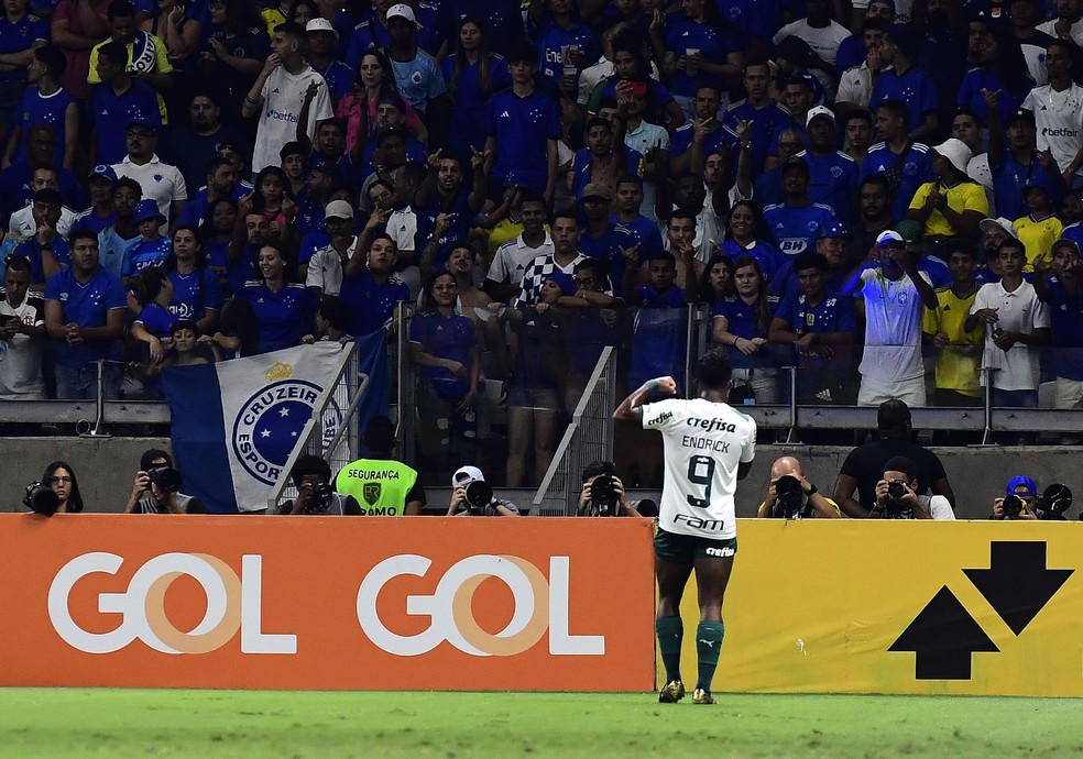 Endrick comemora gol do Palmeiras contra o Cruzeiro — Foto: Marcos Ribolli