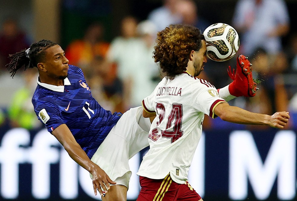 Olise disputa bola com Cucurella em França x Espanha — Foto: Reuters