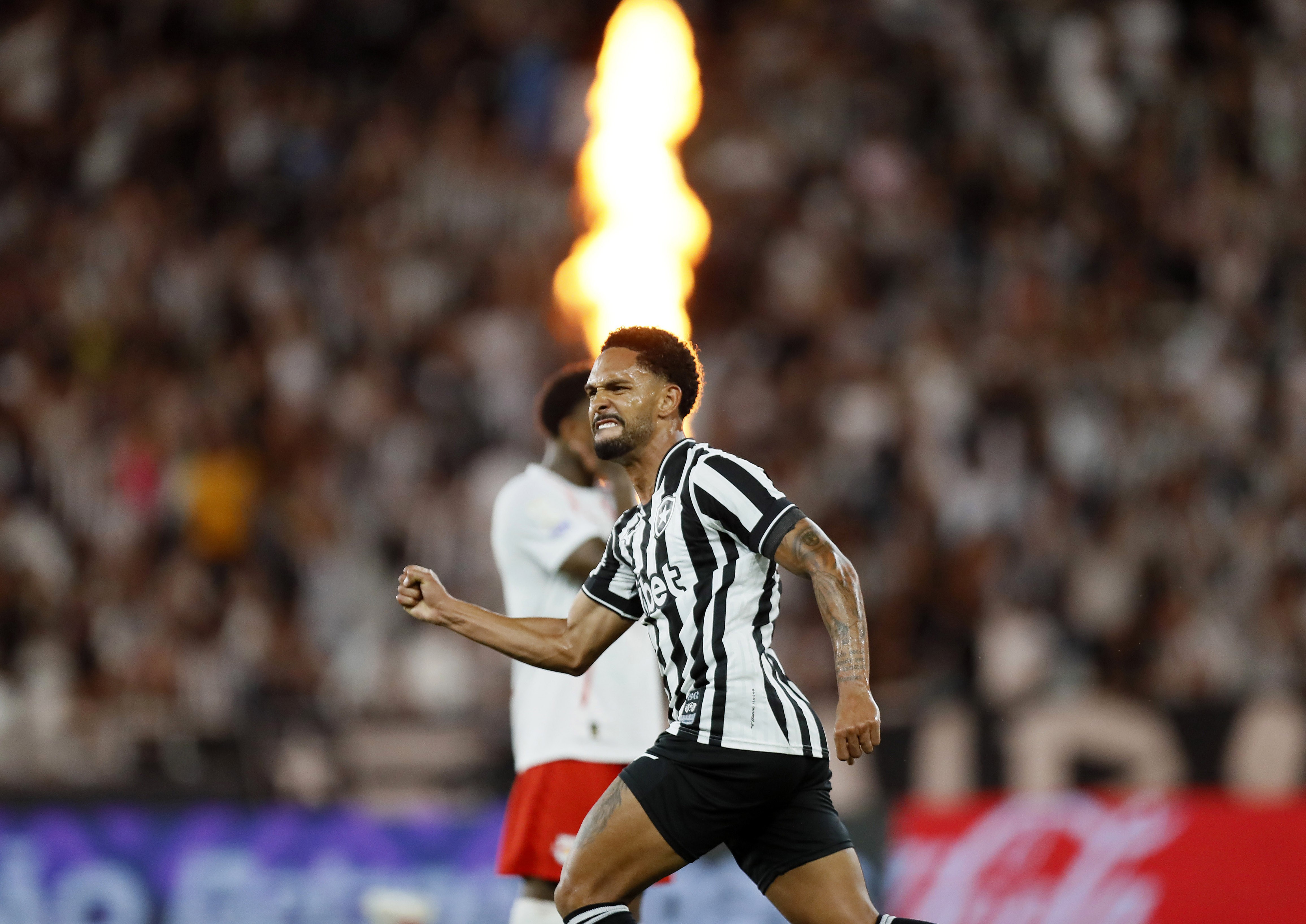 Vitinho garante empate do Botafogo e reforça cabeceio como trunfo ofensivo na carreira