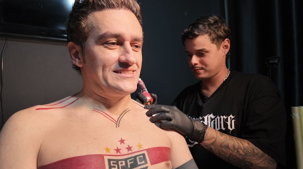 Torcedor tatua camisa do São Paulo na pele — Foto: Fábio Júnior/EPTV