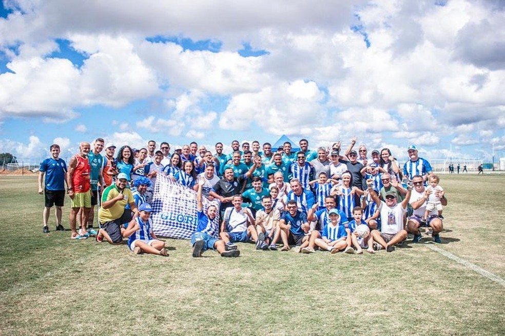 Torcedores do CSA vão acompanhar treino antes do jogo contra o Remo — Foto: Morgana Oliveira/Ascom CSA