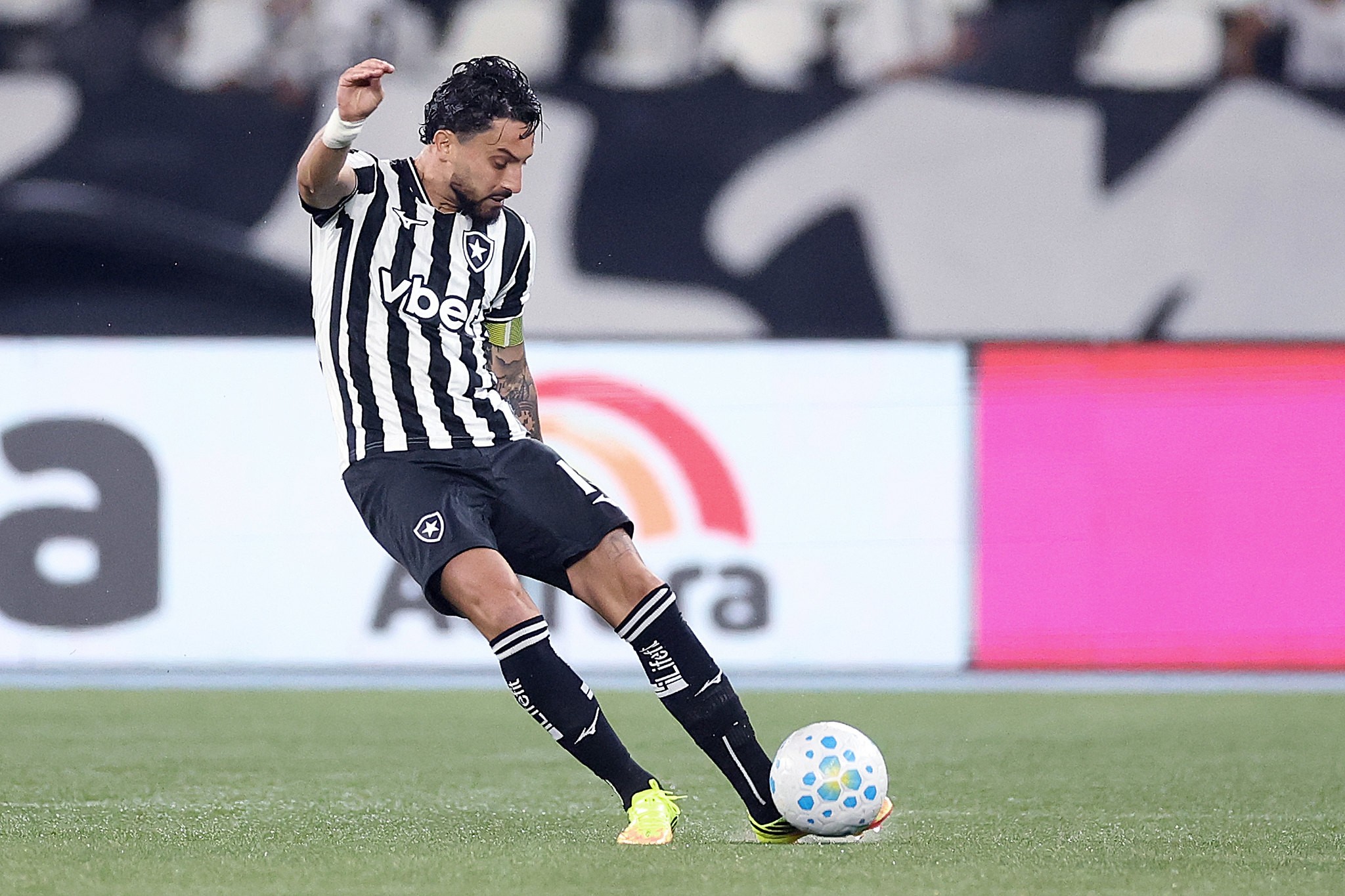 Renovação reforça identificação em novo momento de Alex Telles no Botafogo
