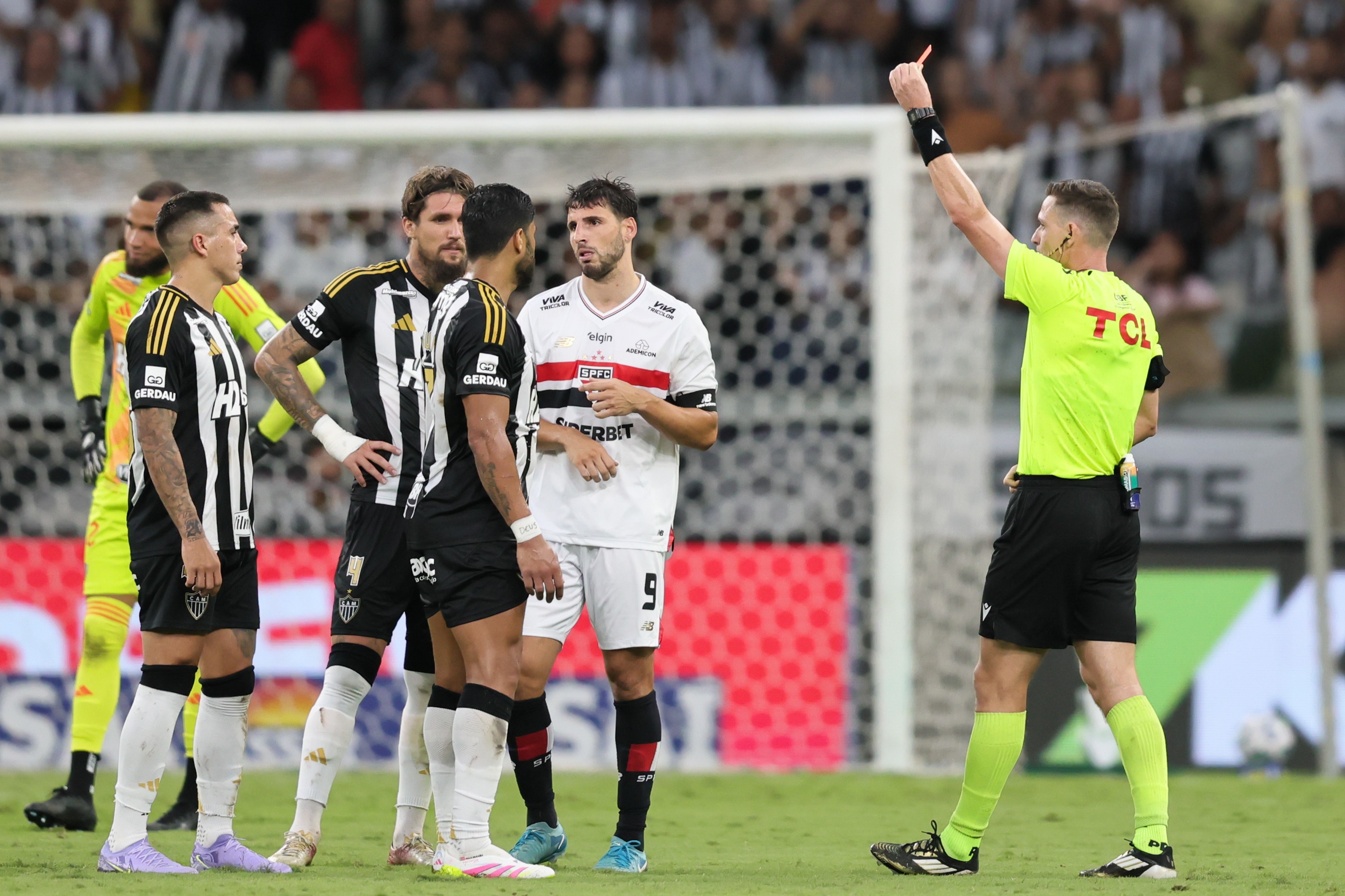VAR ERROU? Análise do VAR resulta em expulsão de Calleri no confronto Atlético-MG e São Paulo