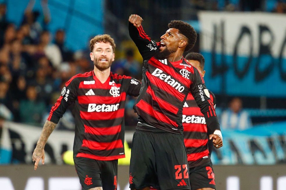Royal e Lo Pereira comemoram a classificao do Flamengo  final da Libertadores 2025  Foto: Marcos Brindicci/Getty Images