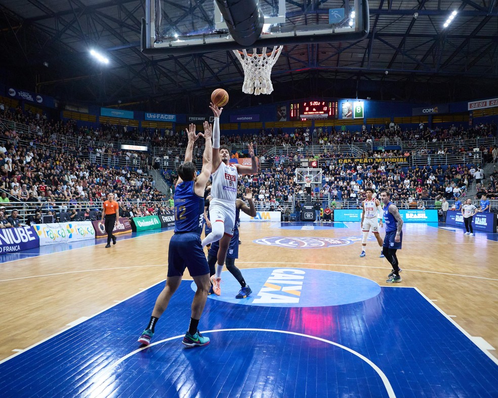 Lucas Dias, do Franca, avança sobre defesa do Minas na final do NBB — Foto: Marcos Limonti/Sesi Franca