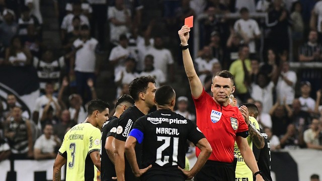 Marçal foi expulso no primeiro tempo de Corinthians x Botafogo