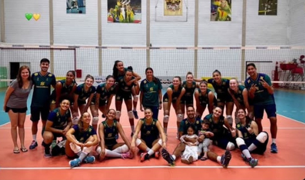 Anielly Fernandes, atleta do Maringá, com companheiras da Seleção Brasileira sub-21 — Foto: Divulgação/Vittoria Elena Kuhne