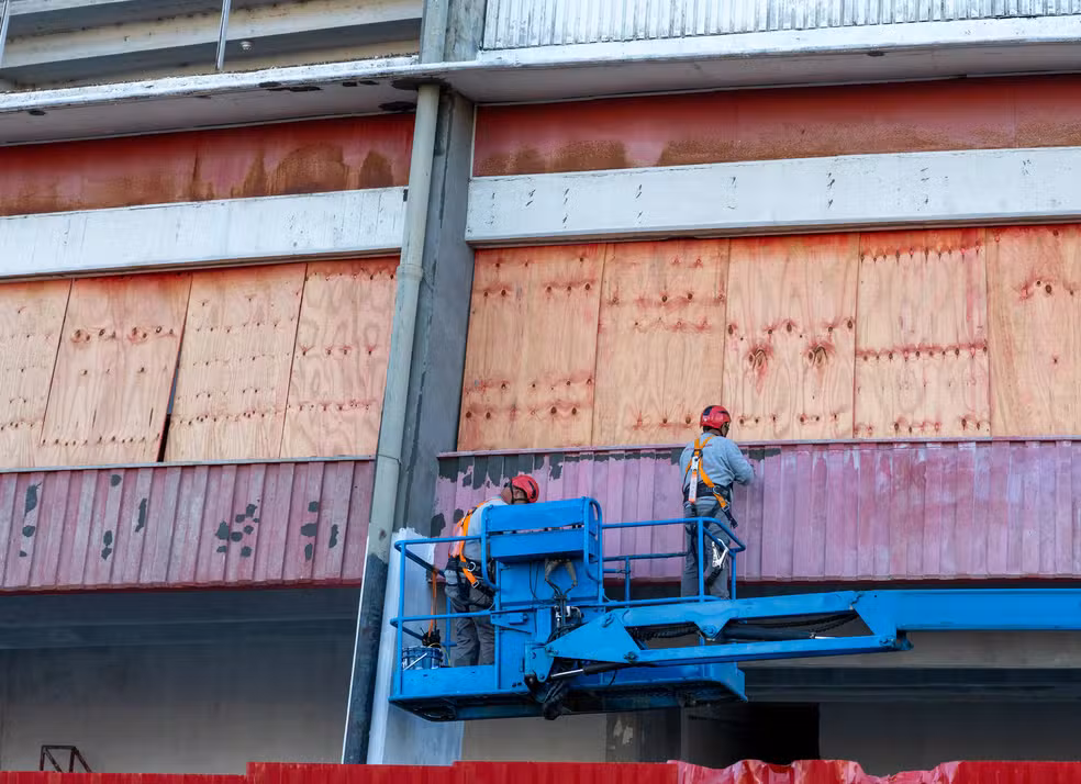 Obras do Gigantinho: instalação de perfis metálicos no telhado