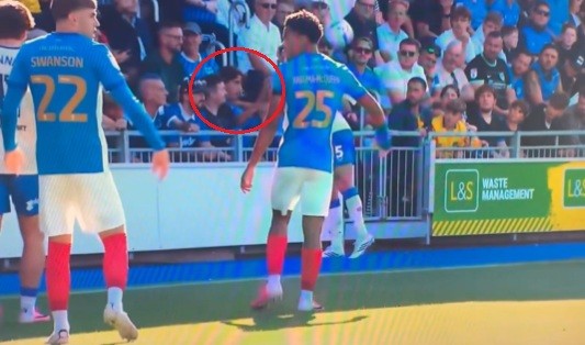 Jogador segura torcedor rival pelo pescoço e leva tapa na cara de volta na segunda divisão inglesa