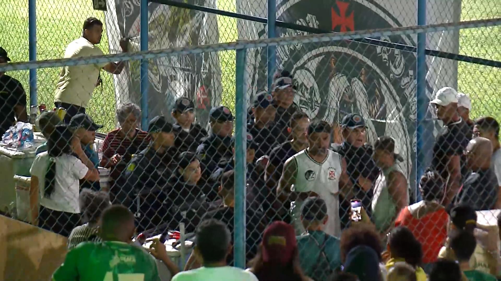 Torcedores do Vasco entram em confronto durante jogo do Brasileiro Feminino Série A2