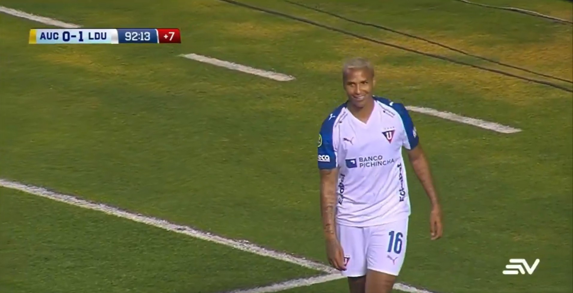 Deyverson provoca torcida e se envolve em confusão em clássico no Equador; veja