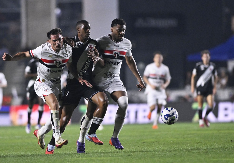 Lance da partida entre Vasco e São Paulo no Brasileirão.
