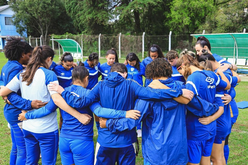 Atletas da Avaí/Kindermann em treino.