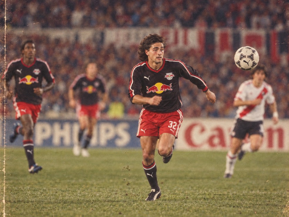 Herrera na trend dos anos 80 — Foto: Ari Ferreira/Red Bull Bragantino - Adaptação ChatGPT
