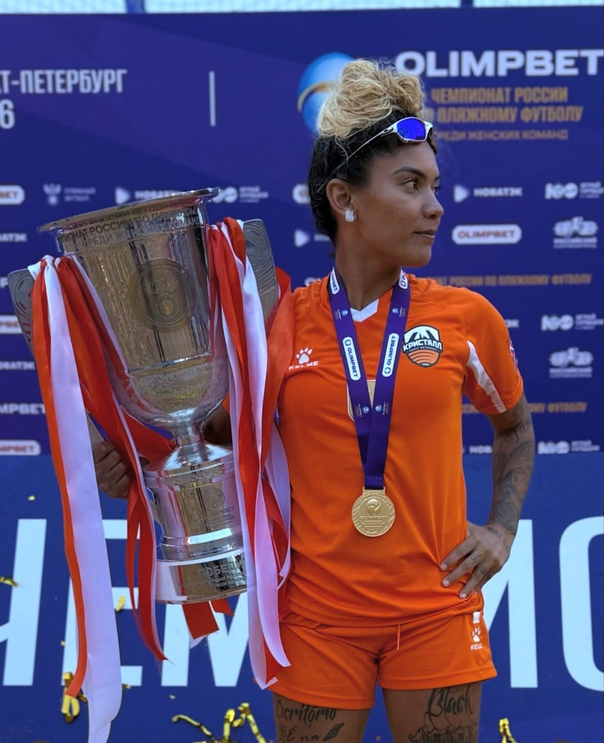 Kylma Silva e Adriele Rocha em ação durante treino de beach soccer