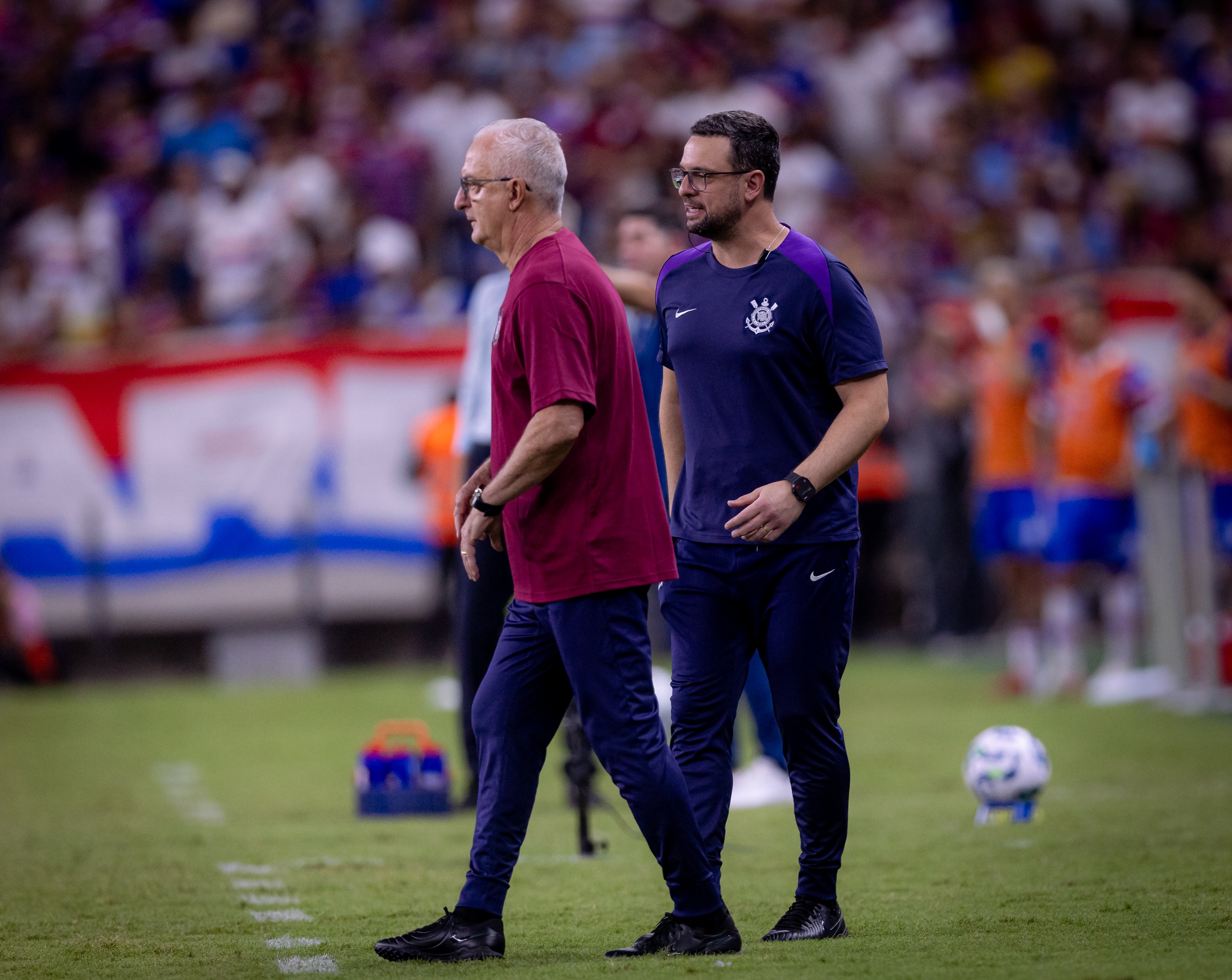 Corinthians vive crise no Brasileirão e busca recuperação antes das semifinais da Copa do Brasil