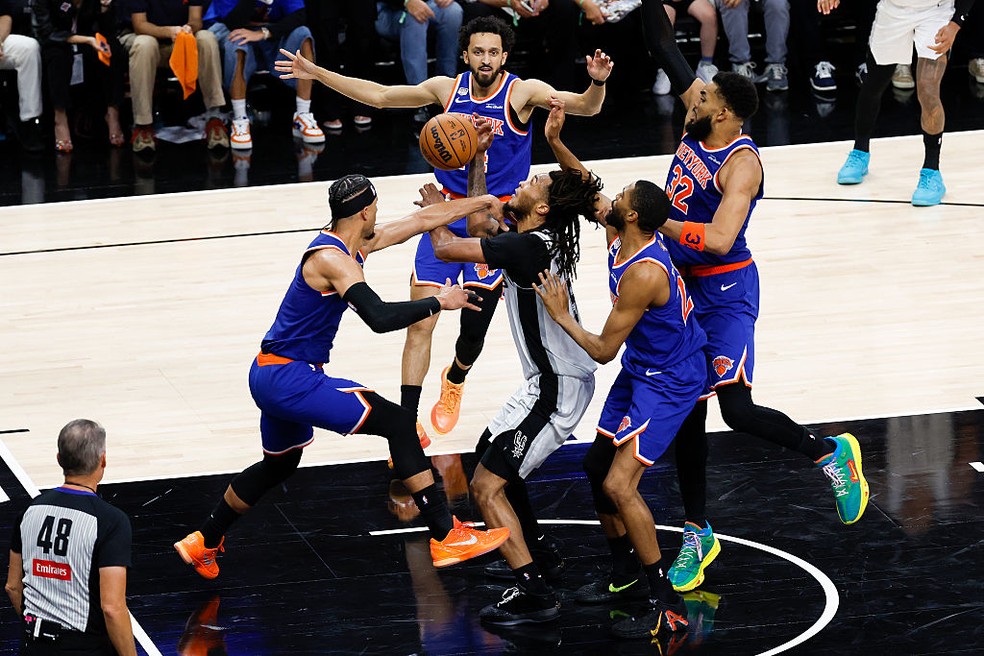 Knicks e Spurs disputam a bola em jogo decisivo da série das Finais da NBA — Foto: Ronald Cortes/Getty Images