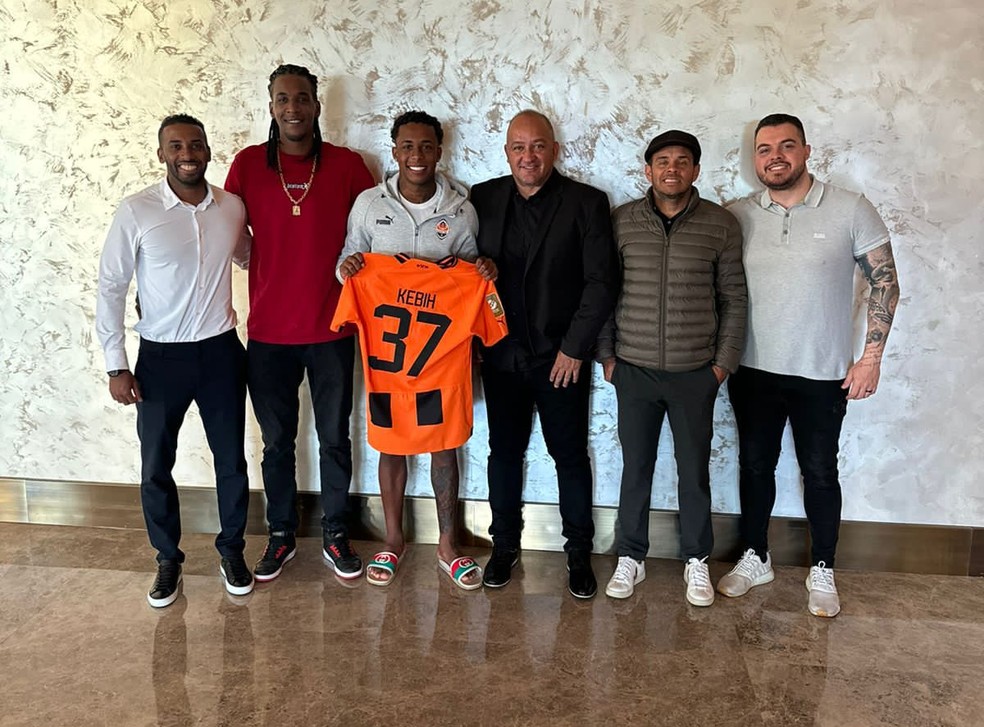 Tiago Machado, José Carlos "Weah" (pai de Kevin), Kevin, Rafael Betine e Jackson Ribeiro com a camisa 37 no Shakhtar — Foto: Divulgação